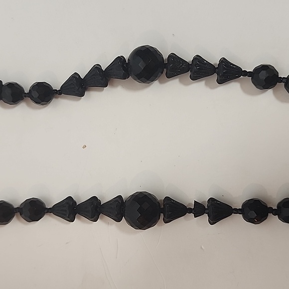Elegant Black Beaded Necklace - Picture 4 of 11